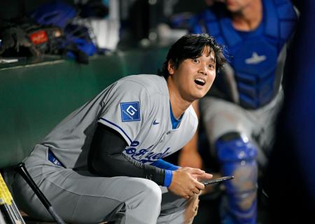 　ジャイアンツ戦の９回、Ｅ・ヘルナンデスの打球を追うドジャース・大谷＝サンフランシスコ（共同）