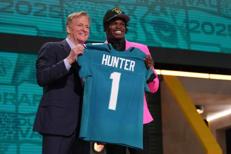 　ＮＦＬのドラフト会議でジャガーズから指名を受けてポーズをとるコロラド大のトラビス・ハンター（右）＝２４日、グリーンベイ（ＡＰ＝共同）