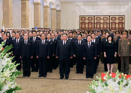　北朝鮮の初代最高指導者、金日成主席の死去から３１年となり、平壌の錦ス山太陽宮殿を訪れた金正恩朝鮮労働党総書記（中央）と党幹部ら＝８日（朝鮮中央通信＝共同）