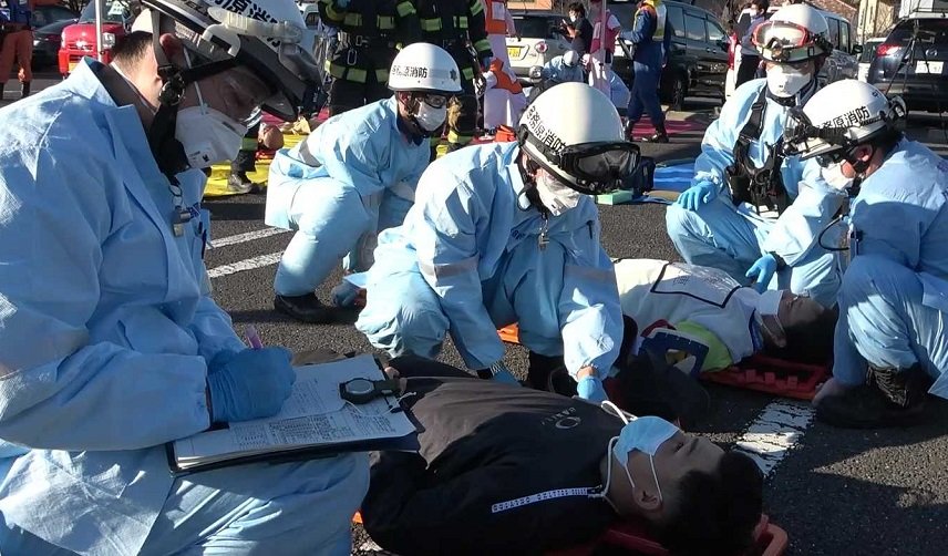 多くのけが人が出た事故を想定し、消防隊員と医師らが初動対応を確認した合同訓練＝各務原市蘇原東島町、東海中央病院