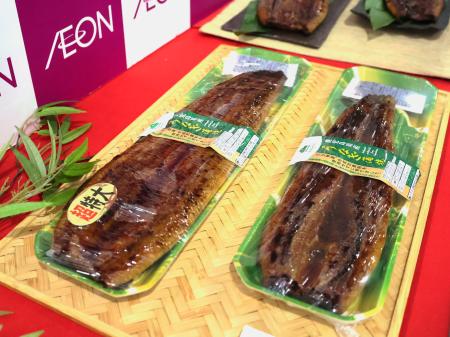 　イオンリテールが販売するウナギのかば焼き＝６月、東京都品川区