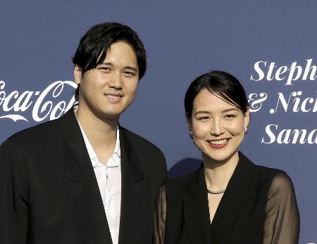 　２０２４年５月、ドジャースタジアムで行われたチャリティーイベントに出席した米大リーグ、ドジャースの大谷翔平選手と妻真美子さん＝ロサンゼルス（ゲッティ＝共同）