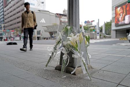　襲撃事件の現場となった台北の繁華街・中山の商業施設前に供えられた花＝２０日（共同）