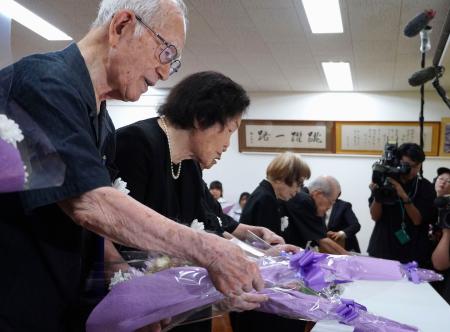 　全学徒戦没者追悼・平和祈念祭で、献花する元学徒兵ら＝１８日午後、那覇市