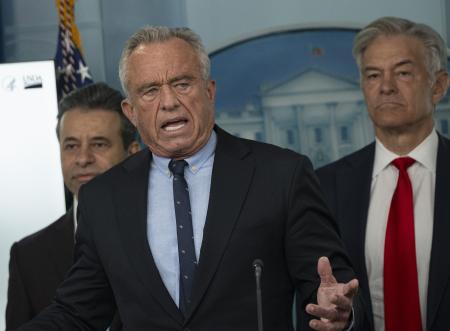 　米ホワイトハウスで記者会見するケネディ厚生長官（中央）＝７日、ワシントン（ゲッティ＝共同）