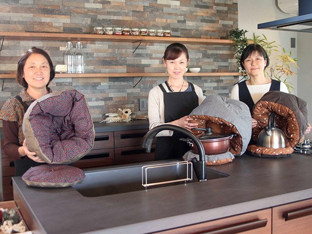 鍋帽子を手に、講座参加を呼び掛ける木下詩乃さん（中）と岐阜友の会会員＝岐阜市大脇、木下工務店