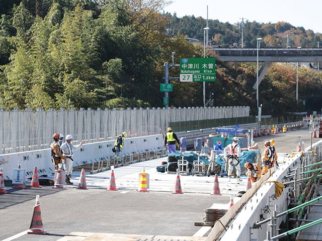 国内初の工法で工事が行われている中央自動車道のリニューアル区間＝中津川市、中津川橋