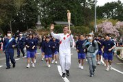 「命のビザ」で知られる元外交官杉原千畝氏を顕彰する人道の丘公園を走るゲディミナス・バルブオリス駐日リトアニア大使＝加茂郡八百津町（代表撮影）