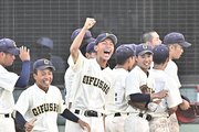 県岐阜商を制し、歓喜する市岐阜商ナイン＝長良川