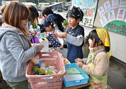 自分たちで育てた大根を販売する児童。あっという間に売り切れた＝昨年１１月、美濃市曽代、道の駅「美濃にわか茶屋」