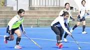 試合形式の練習で調整する永井友理ら（左から２人目）＝川崎重工スタジアム