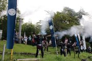 特別ツアーの参加者が見守る中、演武を披露する関ケ原鉄砲隊＝不破郡関ケ原町関ケ原、岡山烽火場