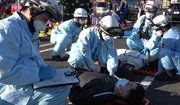 多くのけが人が出た事故を想定し、消防隊員と医師らが初動対応を確認した合同訓練＝各務原市蘇原東島町、東海中央病院