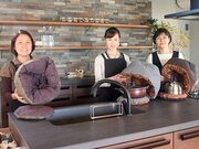 鍋帽子を手に、講座参加を呼び掛ける木下詩乃さん（中）と岐阜友の会会員＝岐阜市大脇、木下工務店