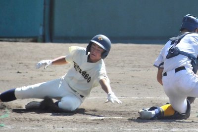 県岐阜商×市岐阜商＝３回表市岐阜商１死二、三塁、敵失で同点ホームの三走日比＝大野レインボー