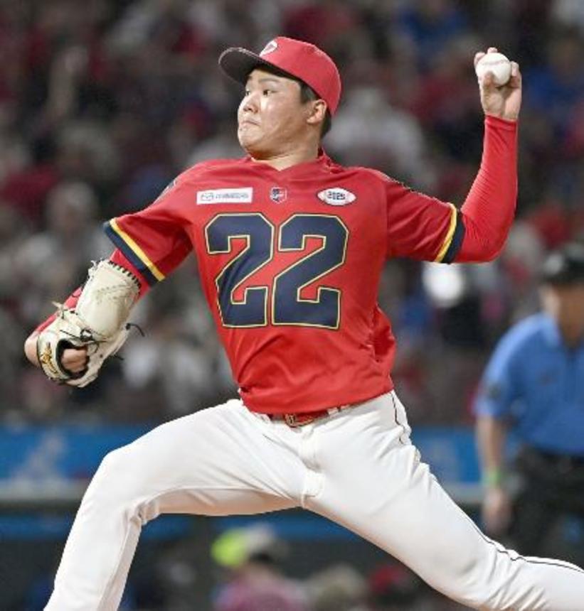 　プロ初先発で初勝利を挙げた広島・高＝マツダ