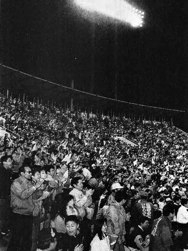長良川球場のこけら落としは３９年ぶりのプロ野球公式戦。満員のファンが声援を送った＝１９９１年４月１４日撮影
