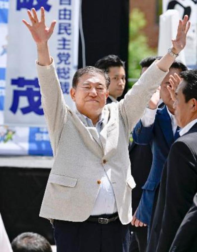 　支持を呼びかける自民党総裁の石破首相＝１９日午前、仙台市