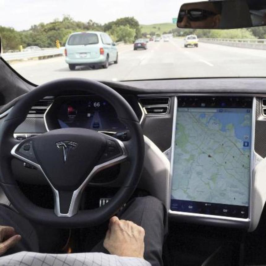 　自動運転モードのテスラ「モデルＳ」の車内＝２０１６年、米サンフランシスコ（ロイター＝共同）