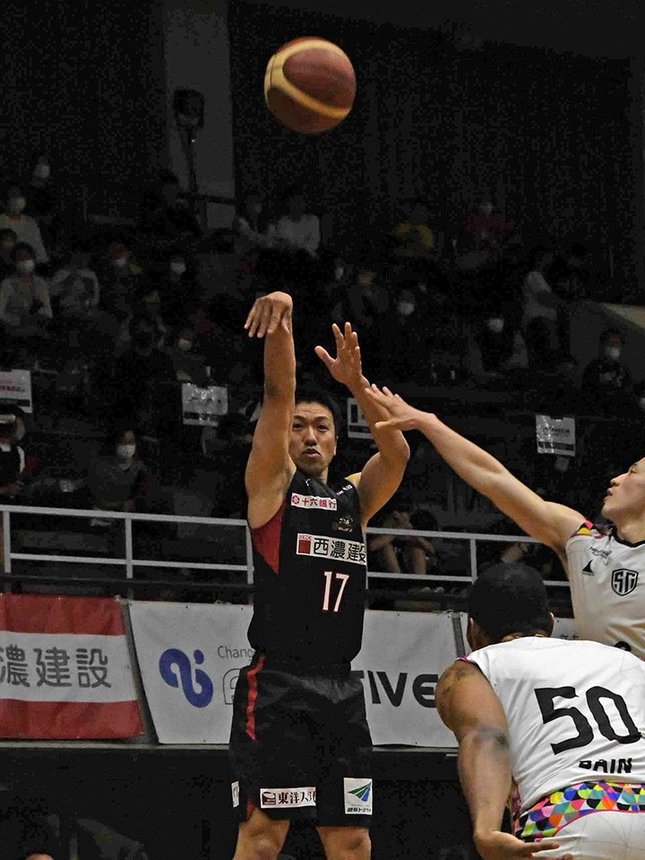 岐阜×品川＝第４クオーター、シュートを放つ岐阜の杉本（１７）＝ＯＫＢぎふ清流アリーナ