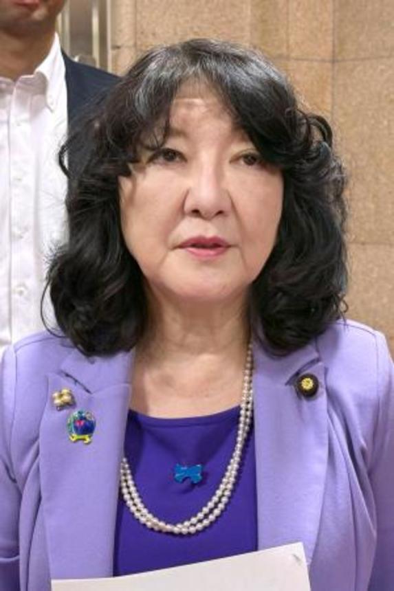 　ベセント米財務長官とのオンライン会談後、取材に応じる片山財務相＝２５日夜、財務省