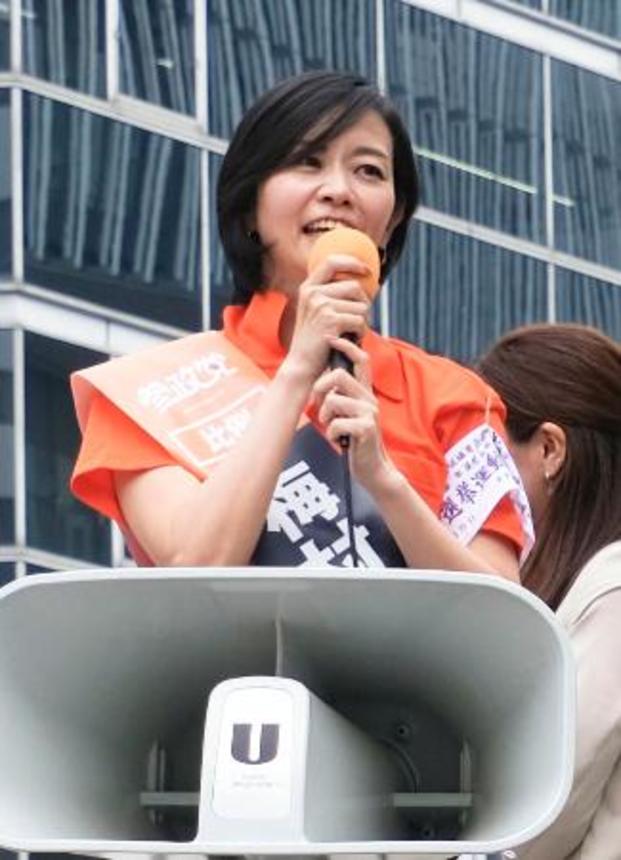 　街頭演説する梅村みずほ氏。参政党から比例代表で立候補した＝３日午後、大阪市