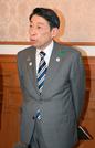 　日産自動車の工場新設断念について説明する福岡県の服部誠太郎知事＝９日午前、福岡県庁