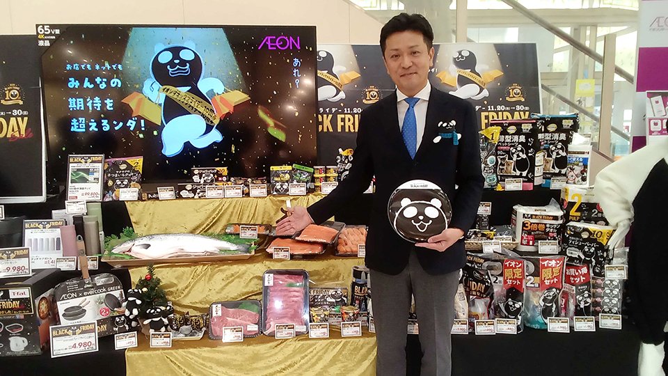 ブラックフライデーセール開幕を前に、商品をアピールする井上良和営業推進部長＝名古屋市東区、イオンモールナゴヤドーム前