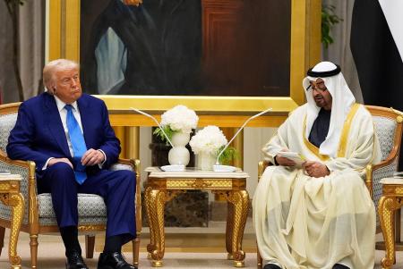 　１５日、アラブ首長国連邦（ＵＡＥ）の首都アブダビでムハンマド大統領（右）と会談するトランプ米大統領（ＡＰ＝共同）