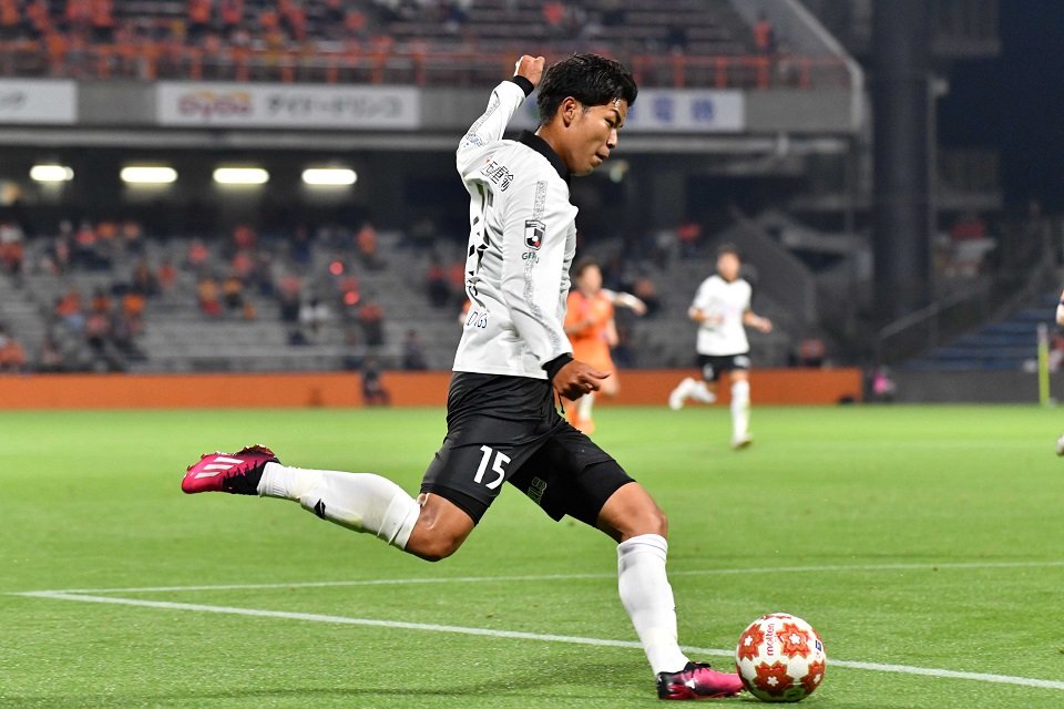 ＦＣ岐阜×清水＝前半、先制ゴールをアシストするクロスを送るＦＣ岐阜のＦＷ浮田＝ＩＡＩスタジアム日本平
