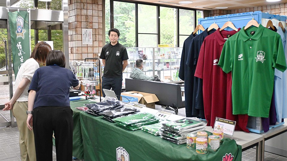 ＦＣ岐阜のオリジナルグッズを買い求める県職員ら＝多治見市上野町、県東濃西部総合庁舎