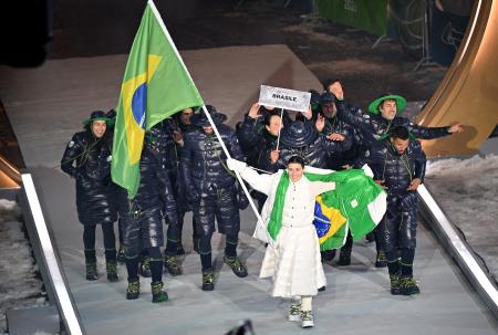 　モンクレールの衣装を着用して入場行進するブラジル代表団＝６日、イタリア・コルティナダンペッツォ（ゲッティ＝共同）