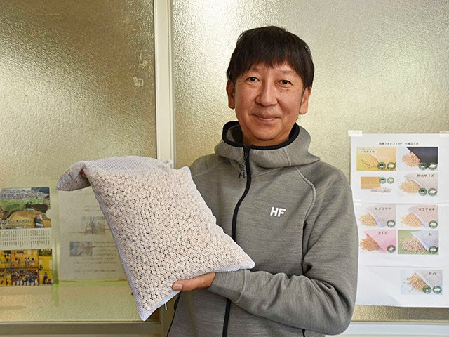 ひのき枕を手にする今井康徳社長＝下呂市萩原町古関、飛騨フォレスト