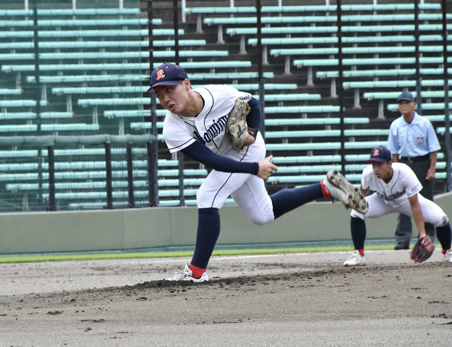 岐阜第一×岐阜各務野＝力投する岐阜各務野の先発杉本＝長良川