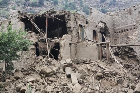 　地震で被害を受けた家屋＝１日、アフガニスタン・クナール州（ゲッティ＝共同）