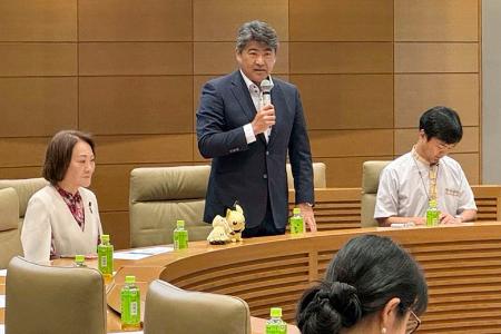 　「トレーディングカード」の振興を目指す議員連盟の設立総会であいさつする自民党の木原誠二元選対委員長（中央）＝２３日午前、国会
