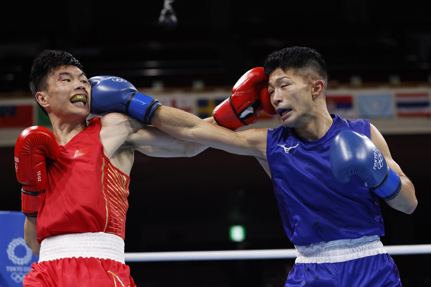 男子フライ級２回戦　２回、中国選手（左）と打ち合う田中亮明＝両国国技館