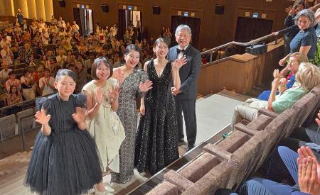 　第８３回ベネチア国際映画祭で「ルックバック」の公式上映後、観客の拍手に応える（左から）岡田六花さん、七瀬ふうりさん、蒔田彩珠さん、出口夏希さん、是枝裕和監督＝７日、イタリア・ベネチア（共同）
