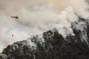 　スペイン北東部パウルスの山火事で消火活動を行うヘリコプター＝８日（ゲッティ＝共同）
