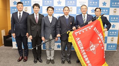 選抜高校野球大会への意気込みを語った山﨑智貴主将（左から４人目）ら＝大垣市役所