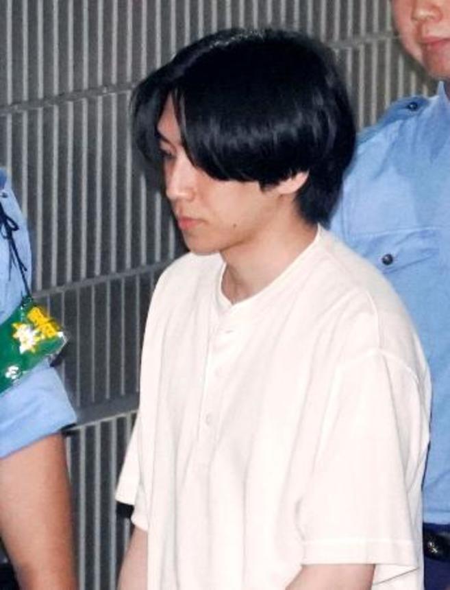 　警視庁戸塚署に入る戸田雄介容疑者＝１７日