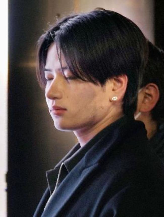 　勤務するホストクラブから連行される竹岡拓人容疑者＝２８日、東京都新宿区