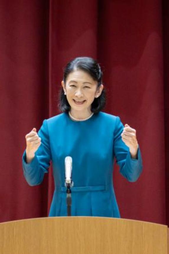 　筑波大付属聴覚特別支援学校の創立１５０周年記念式典で、手話であいさつされる秋篠宮妃紀子さま＝２２日午前、千葉県市川市