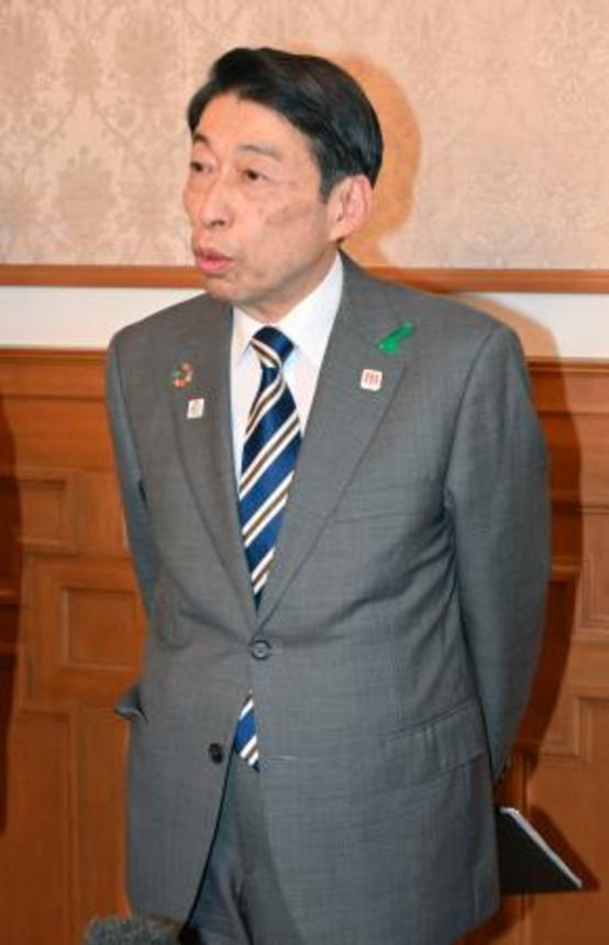 　日産自動車の工場新設断念について説明する福岡県の服部誠太郎知事＝９日午前、福岡県庁