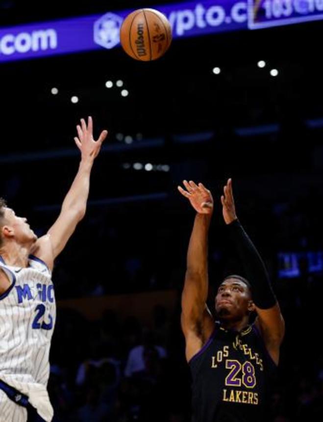 　マジック戦でシュートを放つレーカーズの八村（右）＝ロサンゼルス（ＡＰ＝共同）