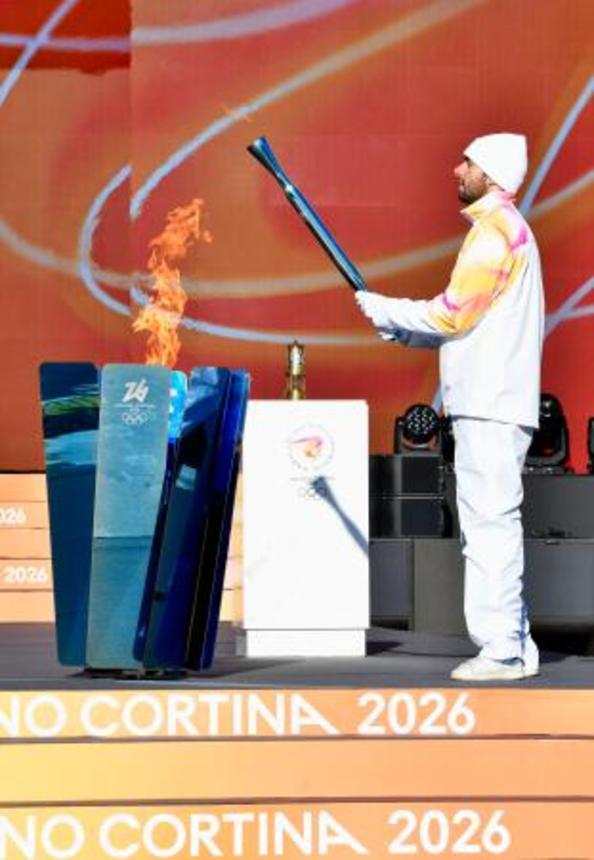 　ミラノ・コルティナ冬季五輪のイタリア国内での聖火リレーでトーチに火を灯す第１走者のグレゴリオ・パルトリニエリ＝６日、ローマ（共同）