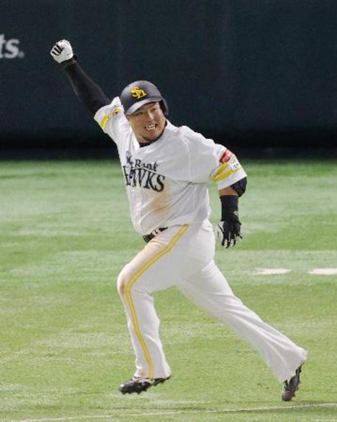 　１０回、サヨナラ打を放ちガッツポーズするソフトバンク・山川＝みずほペイペイドーム