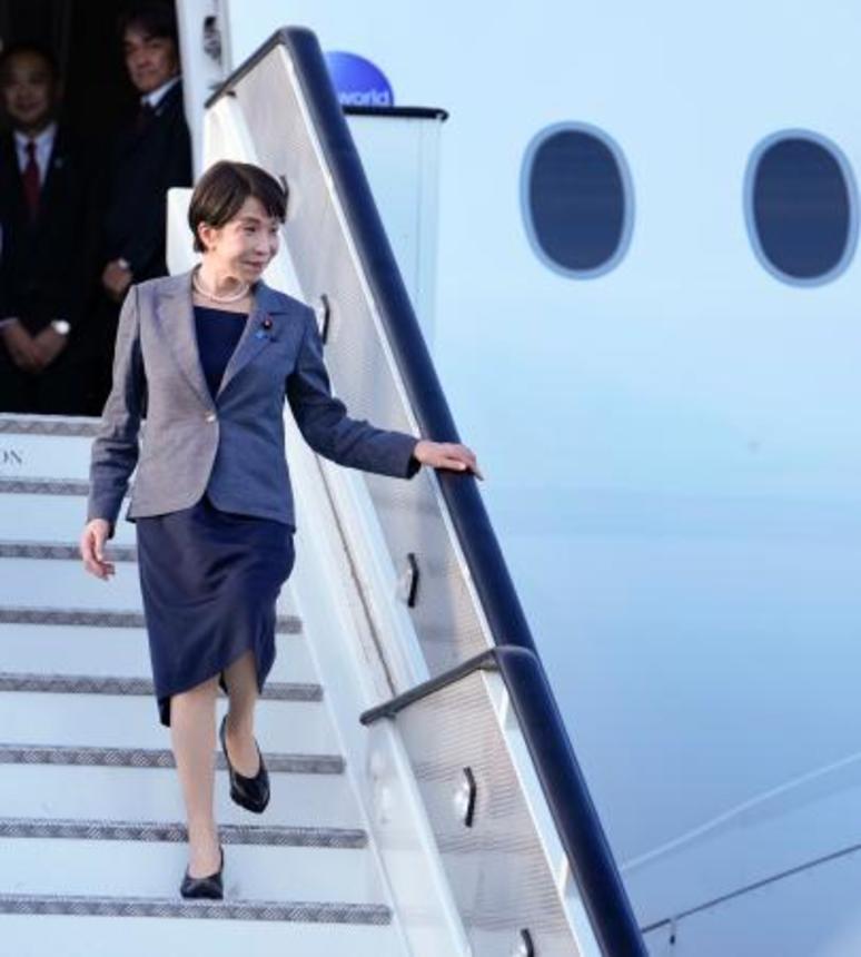 　ロンドン郊外のスタンステッド空港に到着した高市首相＝１３日（共同）