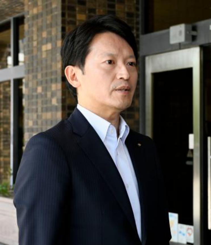 　兵庫県庁に登庁し、記者団の取材に応じる斎藤元彦知事＝４日午前
