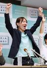 　議席獲得が報じられ、喜ぶチームみらいの安野党首＝２０日午後８時１分、東京都千代田区